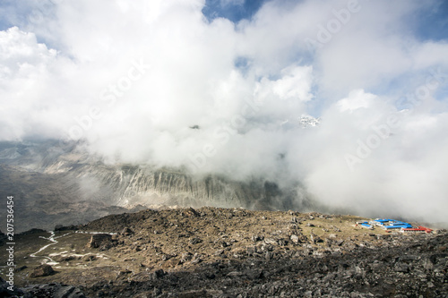 Himalaya Berggipfel und Schluchten in Wolken