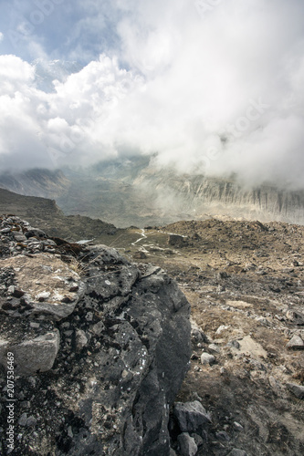 Himalaya Berggipfel und Schluchten in Wolken © formgefuege