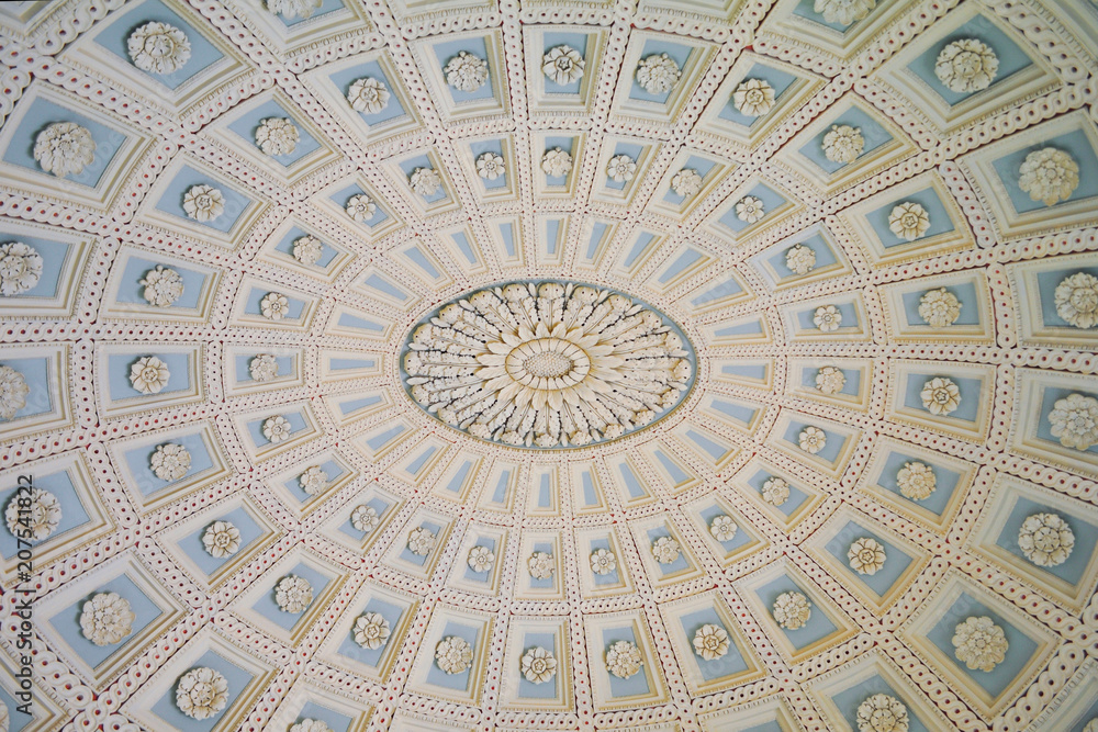 Ornate decorations on oval plafond