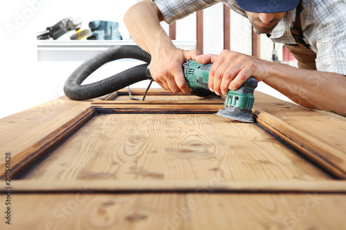 Cuadro en lienzo carpenter work the wood with the sander