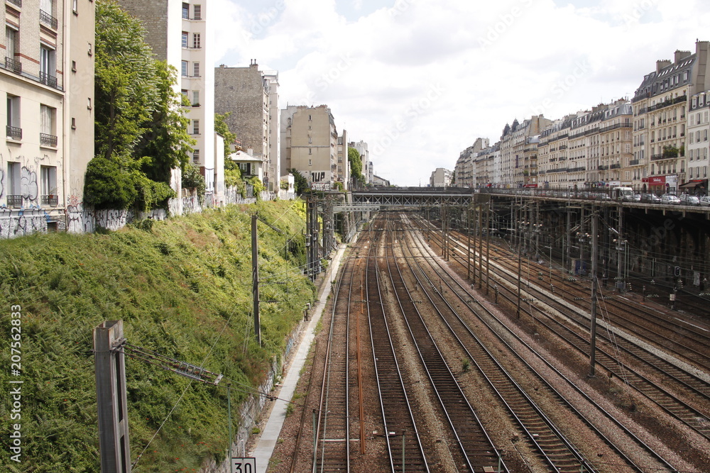 Fototapeta premium Voie ferrée du quartier Batignolles à Paris