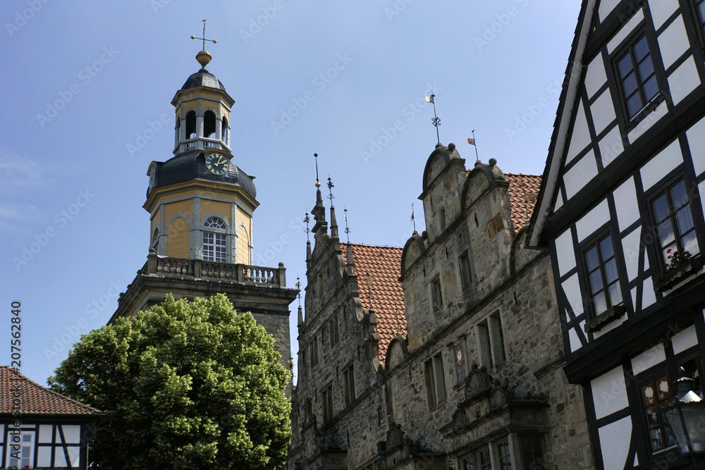 Marktplatz mit historischem Rathaus und Sankt Nikolai-Kirche