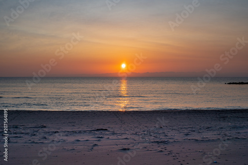 佐渡島に沈む夕日 © gtlv