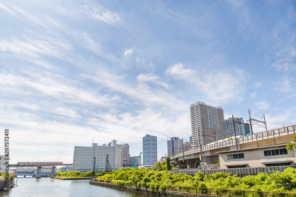 Fototapeta premium 水辺に建つ高層ビル群