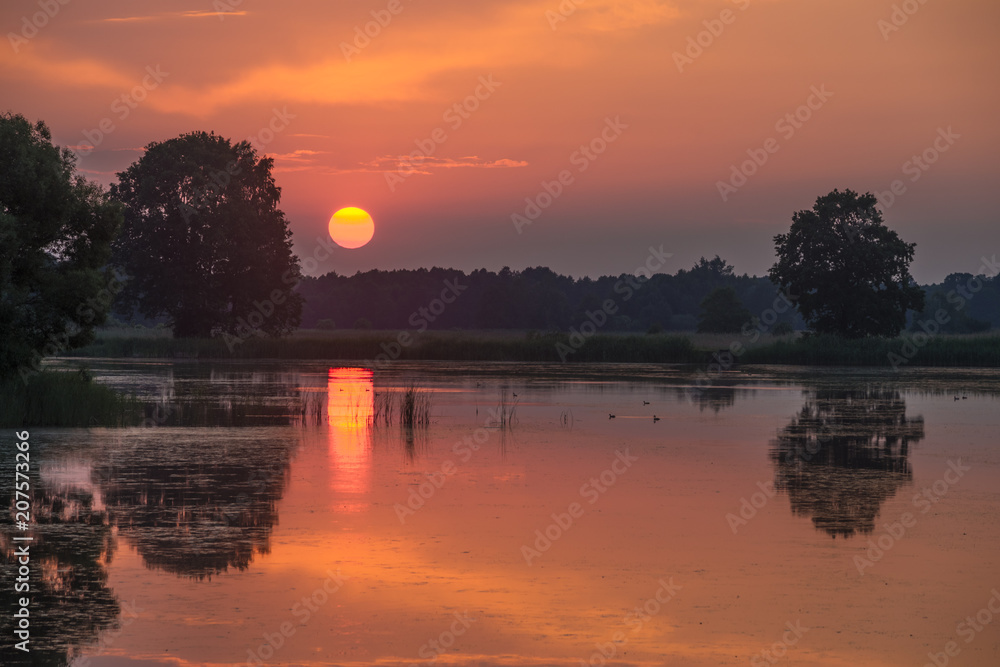 Fototapeta premium Zachód słońca nad wodą