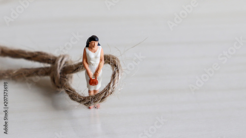Obraz na plátně A miniature woman in the middle of a tied rope.