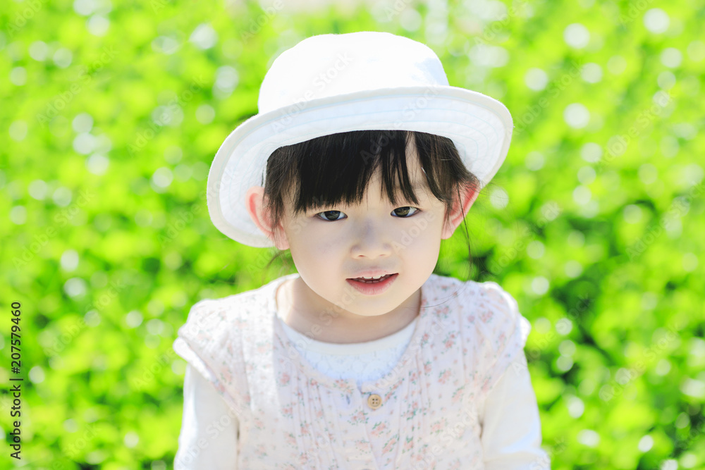 自然の中で微笑む女の子 自然の中で微笑む女の子