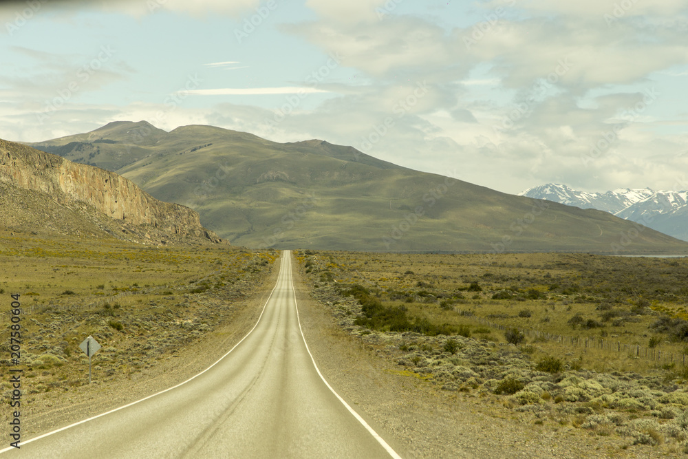 Estrada na Argentina em direção as montanhas