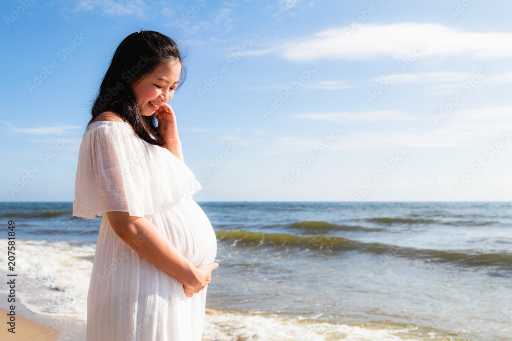 Asian pregnant women standing near the sea Asian pregnant women standing near the sea