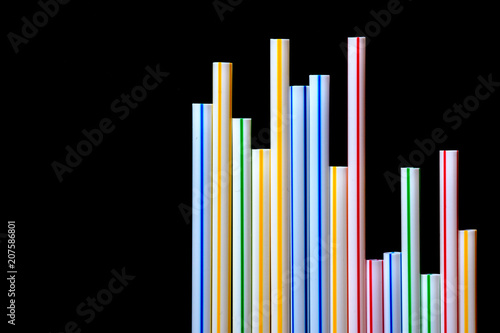 bunte Strohhalme  aus Kunststoff (Plastik) vor schwarzem Hintergrund, Freisteller