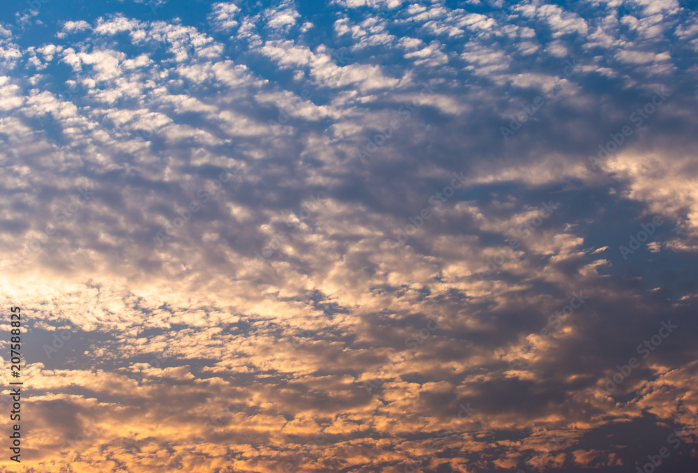 Obraz premium colorful dramatic sky with cloud at sunset.
