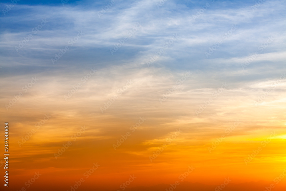 Obraz premium colorful dramatic sky with cloud at sunset.