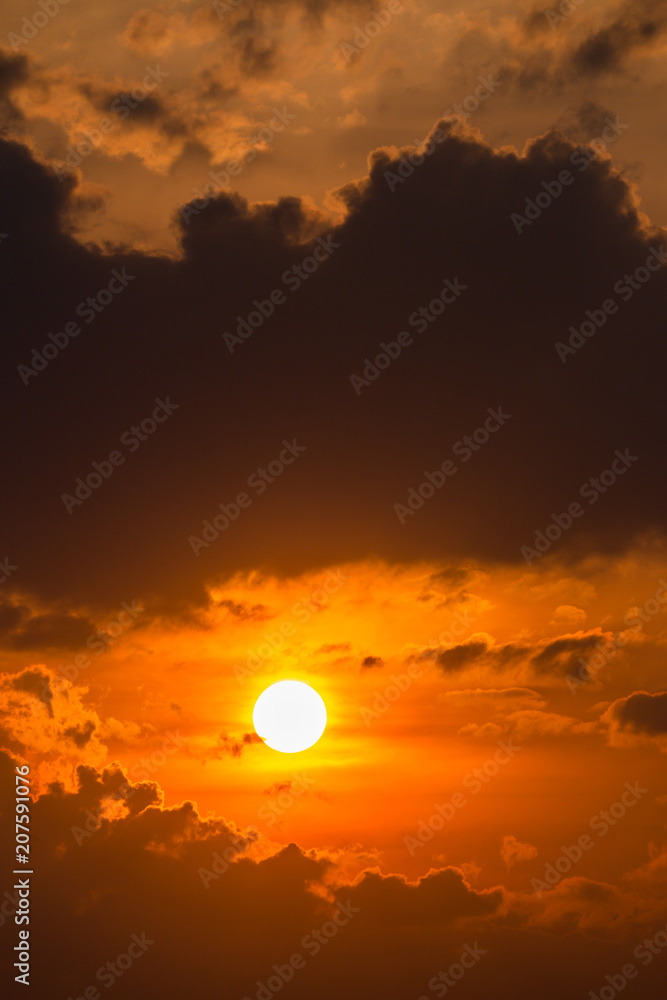 Obraz premium colorful dramatic sky with cloud at sunset.