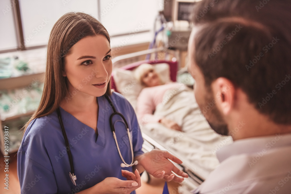 Obraz premium Old woman in hospital