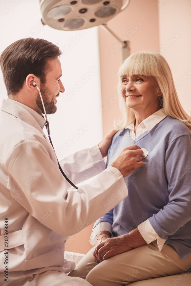 Obraz premium Old woman in hospital