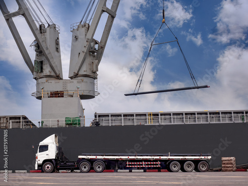 Foto The vessel loading steel billet from truck  to onboard at industrial port of tha