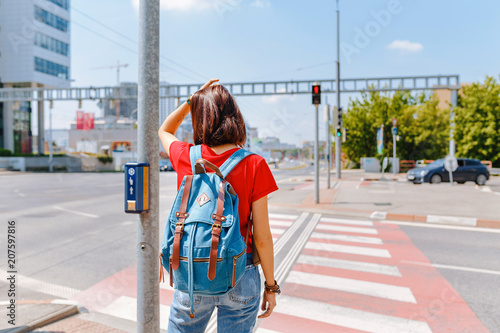 Canvas Print woman standing at the zebra crossing and traffic light