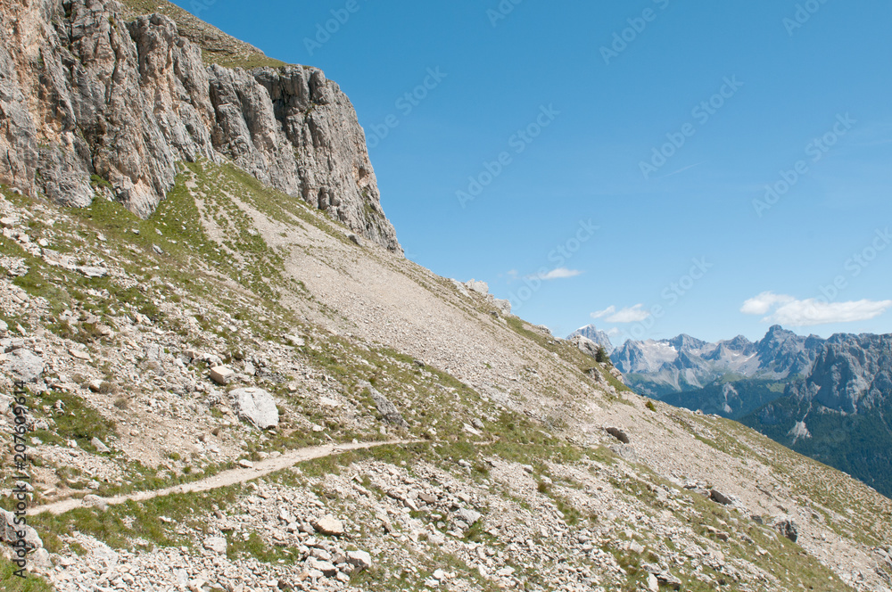 Hirzelweg im Rosengarten in den Dolomiten Hirzelweg im Rosengarten in den Dolomiten