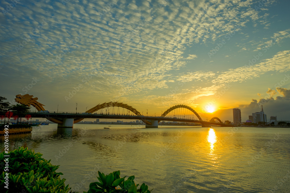 Naklejka premium Dragon bridge of Han river in Vietnam.