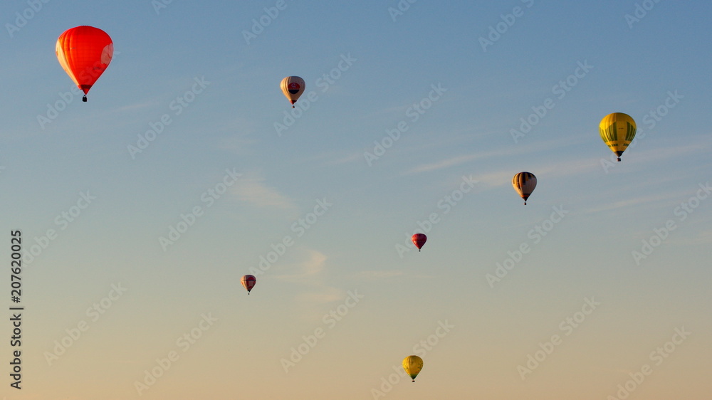 Obraz premium Balony na tle wieczornego nieba - sporty i wyzwania powietrzne