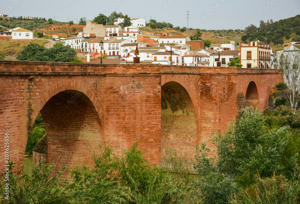 Fototapeta premium Montoro, puente sobre el Guadalquivir, Córdoba, turismo por Andalucía, España