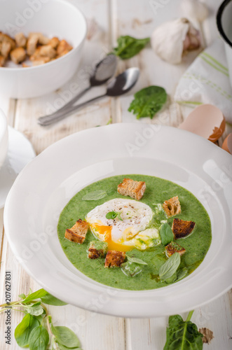Spinach soup with poached egg