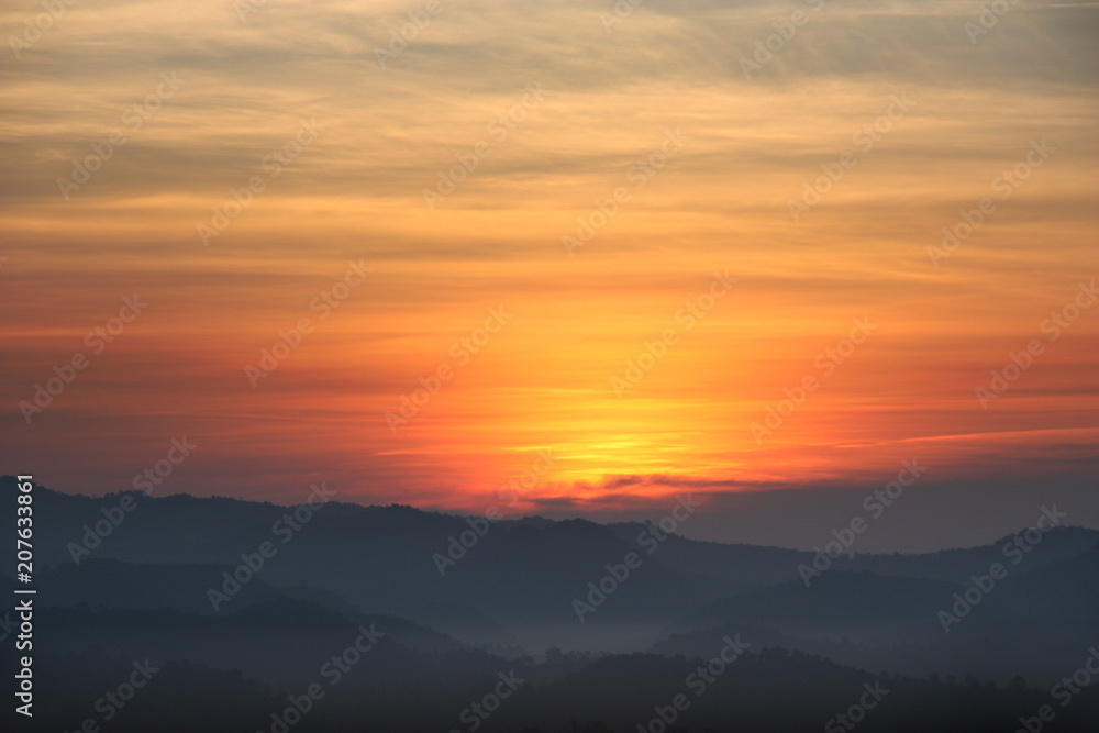 Fototapeta premium Wschód słońca na szczycie góry