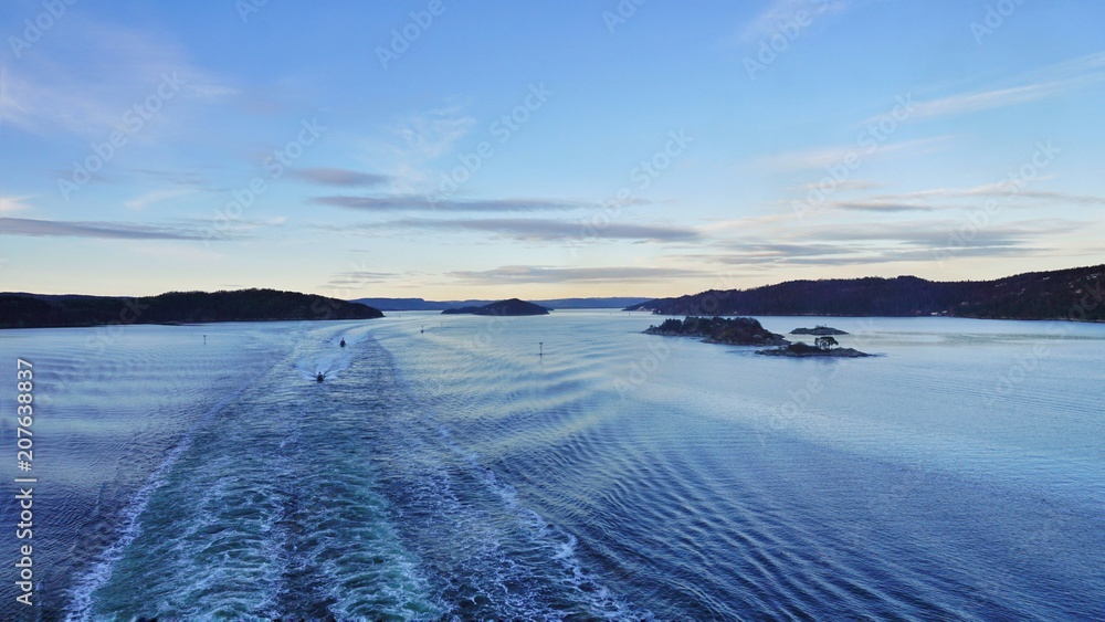Inseln im Fjord in Norwegen Inseln im Fjord in Norwegen