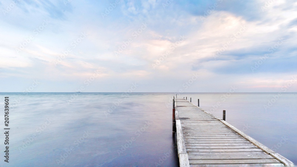 Obraz premium Morze Bałtyckie | Wybrzeże z pomostem w Danii