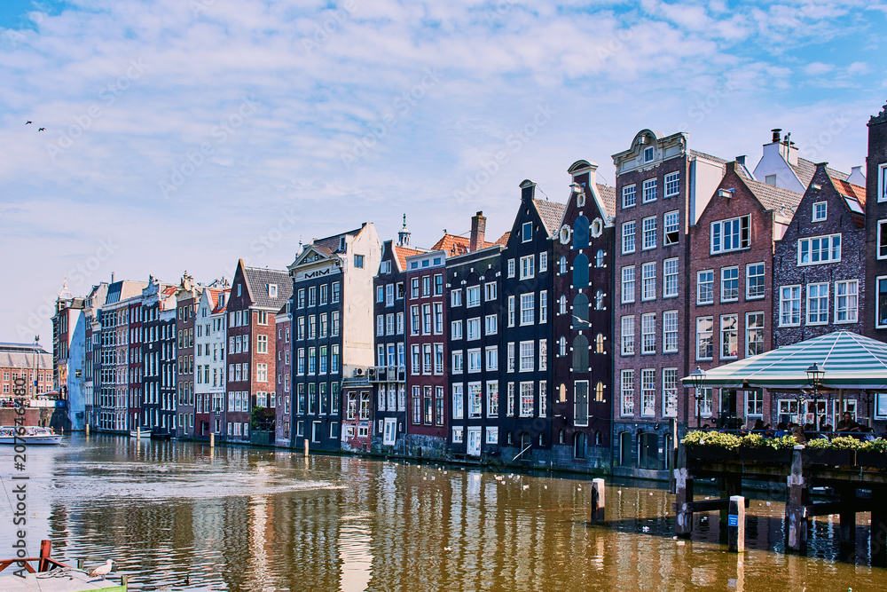 Blick auf einen Kanal in Amsterdam Centrum mit Wohnhäuser