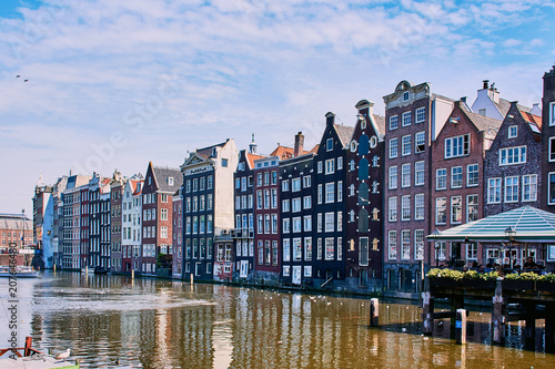 Blick auf einen Kanal in Amsterdam Centrum mit Wohnhäuser