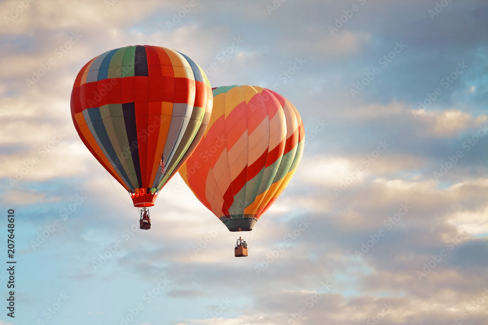 Naklejka premium balony na ogrzane powietrze na niebie podczas wschodu słońca z aplikacją filtrującą lub efektem akcji w stylu retro vintage instagram