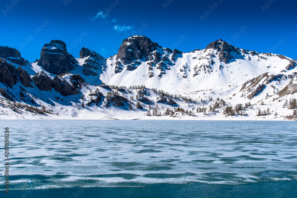 Le Lac et les Tours d'Allos en hiver