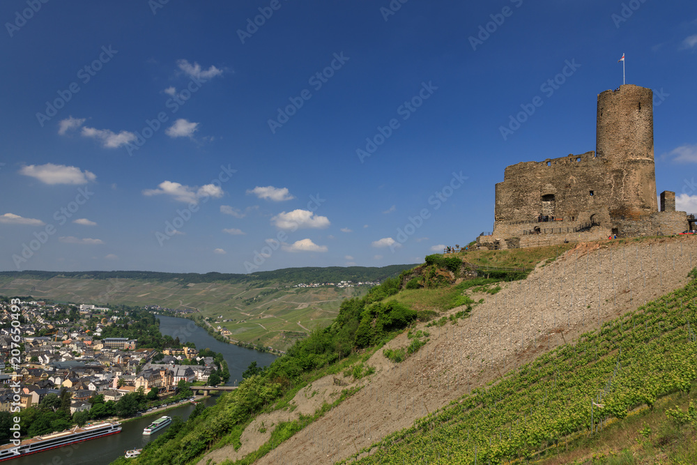 Fototapeta premium Landshut castle over the river Moselle