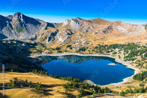 Fototapeta Le lac d'Allos dans le Parc National du Mercantour