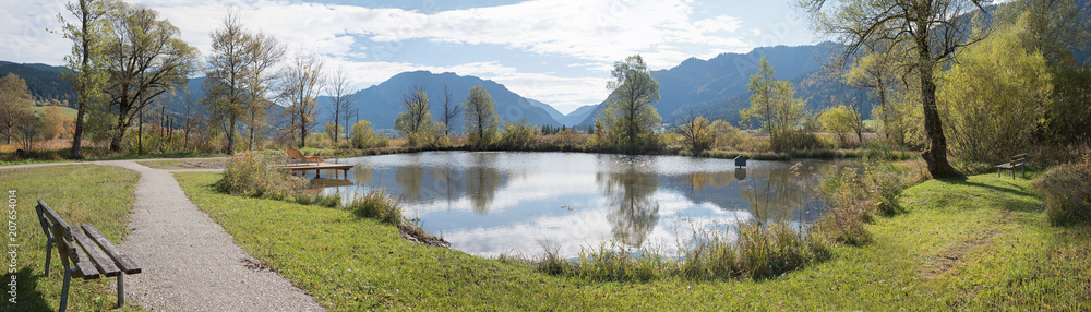 Biotop im Pulvermoos Unterammergau, Erholungsgelände im Herbst mit Bänken