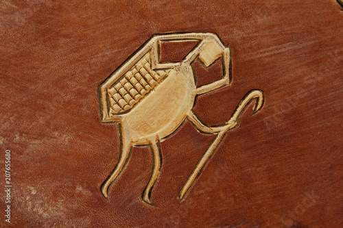 gravure indienne navajo représentant une femme portant un panier sur le dos et marchant avec une canne