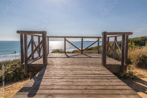 Aussichtplattform mit Meerblick im Gegenlicht