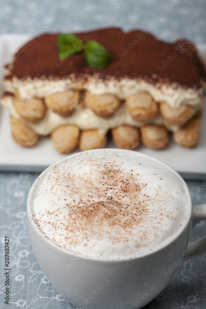 Nahaufnahme von einem Cappuccino mit Tiramisu Nahaufnahme von einem Cappuccino mit Tiramisu