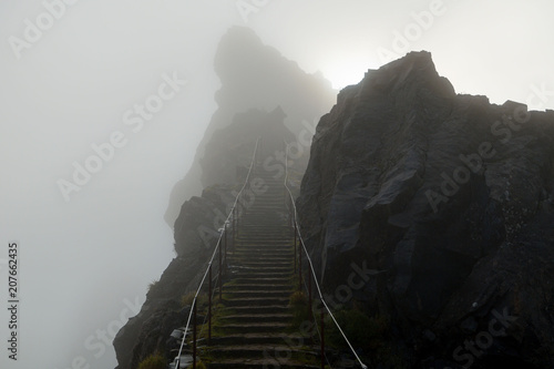 Fototapeta Halnego śladu schodki w mgle prowadzi niebo, Pico robi Areeiro, madera, Portugalia