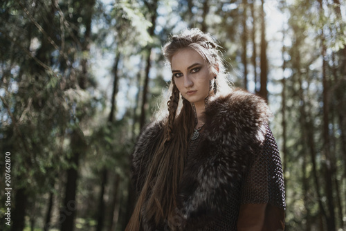 Foto Viking woman wearing traditional warrior clothes in a deep mysterious forest
