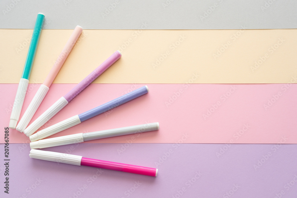 Fotka „Conjunto de rotuladores de colores pastel sobre un fondo colorido en tonos  pastel con espacio libre para texto a la derecha.“ ze služby Stock | Adobe  Stock