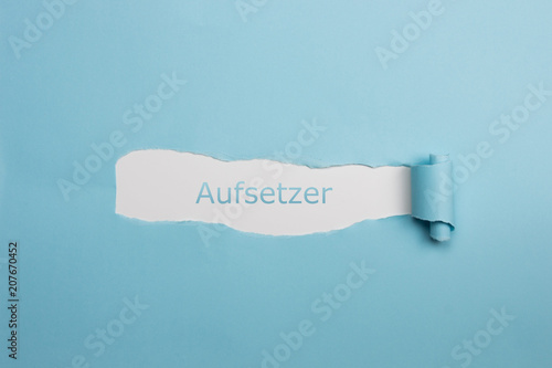 Schrift Aufsetzer auf gerissenen Papier