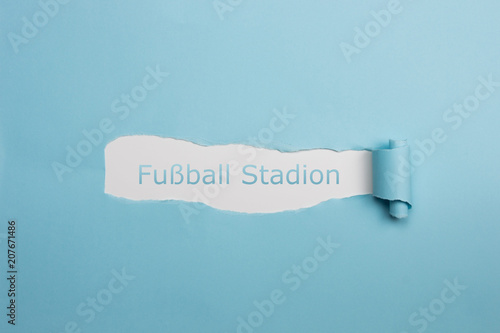 Schrift Fußball Stadion auf gerissenen Papier