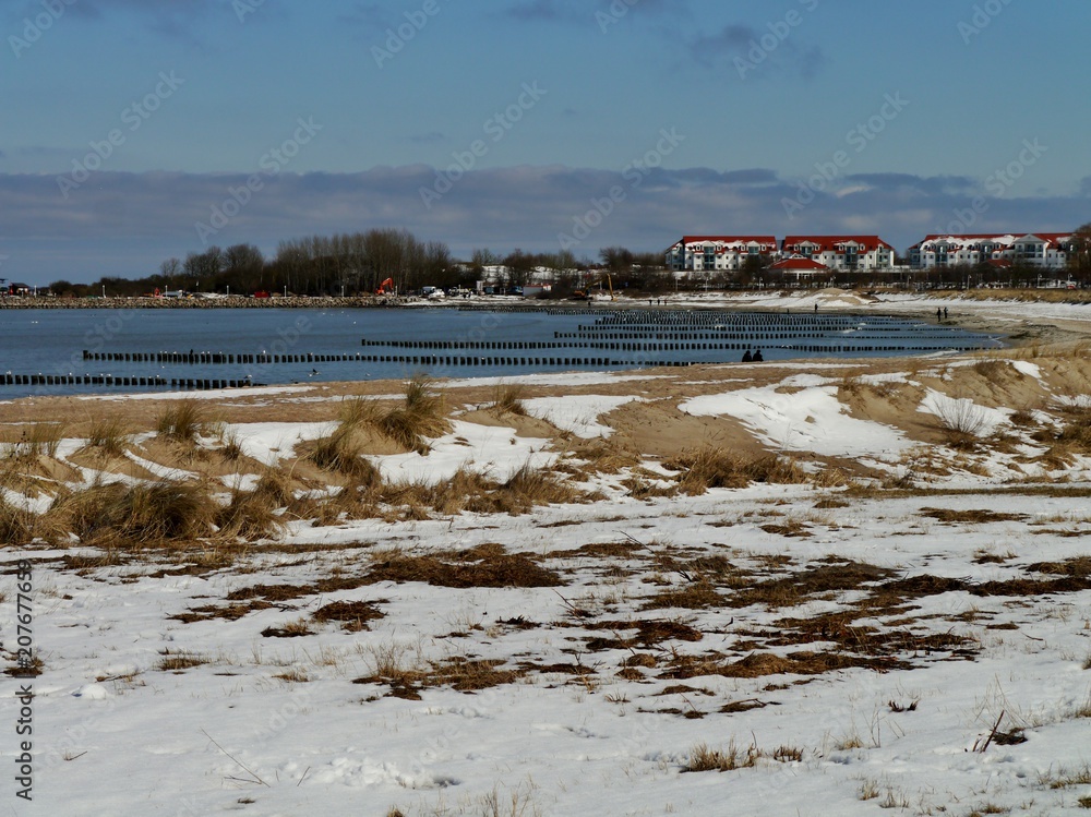 Bucht von Glowe/Rügen mit schneebedecktem Strand