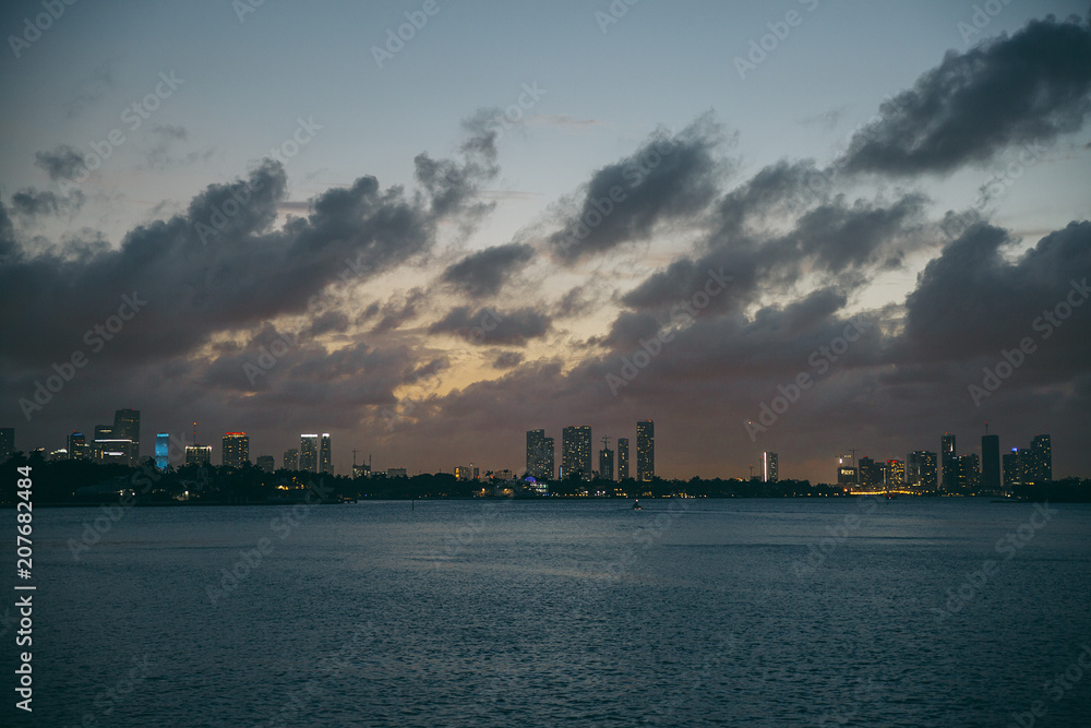 Fototapeta premium Pink sunset over miami downtown from the sea