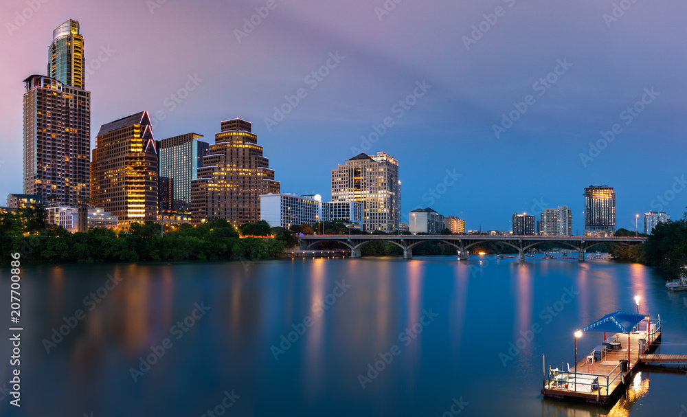 Naklejka premium Austin Skyline wieczorem