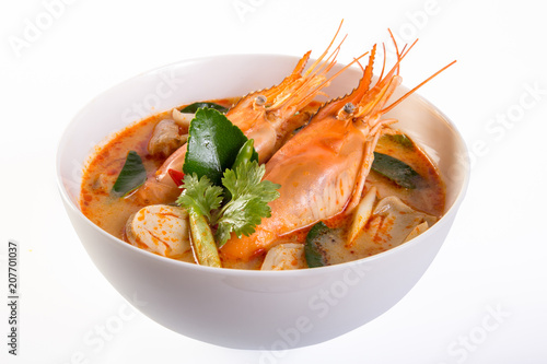 Foto Tom yam kung is a spicy clear soup typical in Thailand