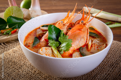 Foto Tom yam kung is a spicy clear soup typical in Thailand