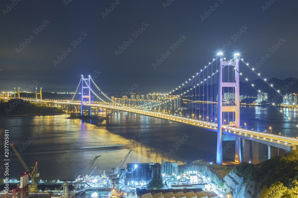 Fototapeta premium Most Tsing Ma w Hongkongu w nocy